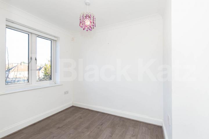 spacious 2 bedroom apartment located in a new build close to Palmers Green Green Lanes, Palmers Green